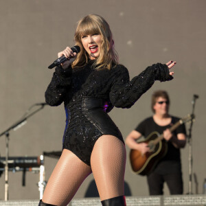 No ano de 2018, Taylor Swift ainda utlizada muitos looks em tons mais escuros e nos seus shows as roupas eram de uma verdadeira cantora pop