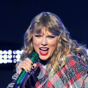 Em 2017, ainda na era 'Reputation', Taylor Swift adotou looks mais despojados. Nessa época seu cabelo estava menos cacheado e mais ondulado, o que também dava uma sensação mais "solta"