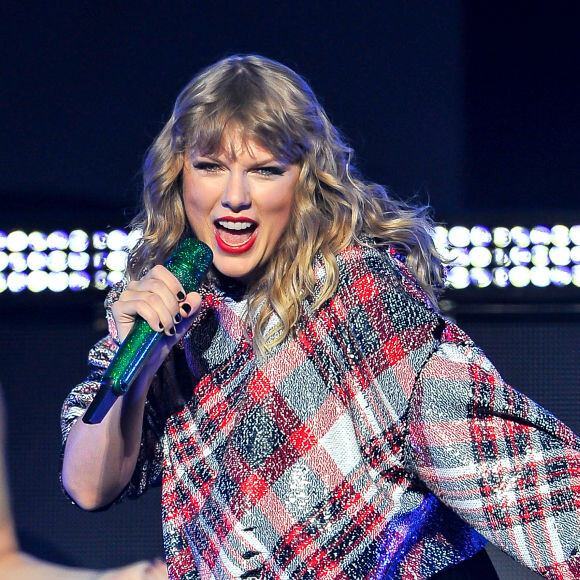 Em 2017, ainda na era 'Reputation', Taylor Swift adotou looks mais despojados. Nessa época seu cabelo estava menos cacheado e mais ondulado, o que também dava uma sensação mais "solta"