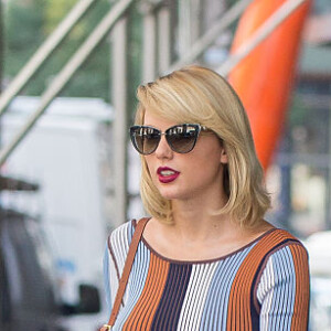 Em 2016 também era comum ver Taylor Swift usando looks com cores mais chamantivas. Nessa época ela também deixou seu cabelo mais loiro