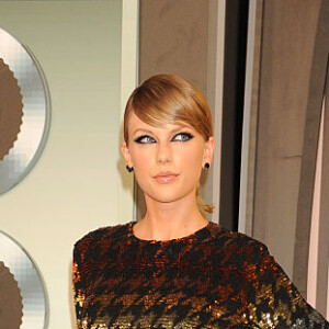 Em 2015, já numa era pré-Reputation, Taylor Swift desfilava com looks mais maduros e com uma maquiagem mais forte