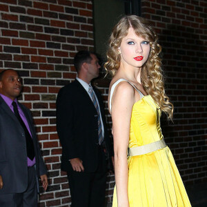 Já em 2010, sem suas botas, Taylor Swift adotou um estilo mais vintage