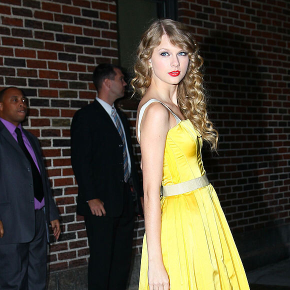 Já em 2010, sem suas botas, Taylor Swift adotou um estilo mais vintage