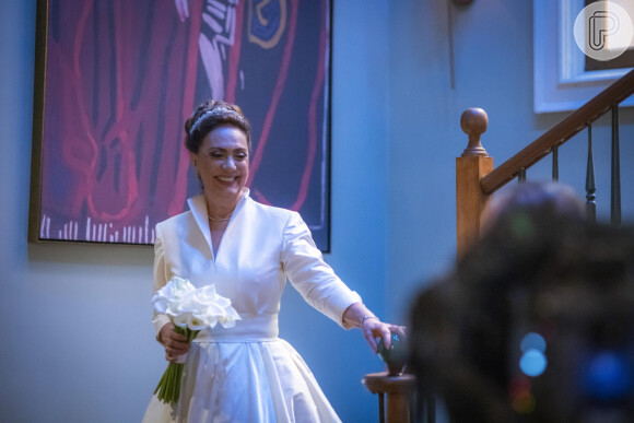 Em Terra e Paixão, o vestido de gola alta usado pela personagem de Eliane Giardini se caracteriza pela ausência de decote, pois cobre o busto da mulher.