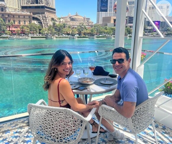 Isis Valverde e Marcus Buaiz passaram a se tornar um casal em fevereiro de 2023. A atriz e o empresário foram vistos juntos pela primeira vez se beijando em um restaurante de Paris, na França