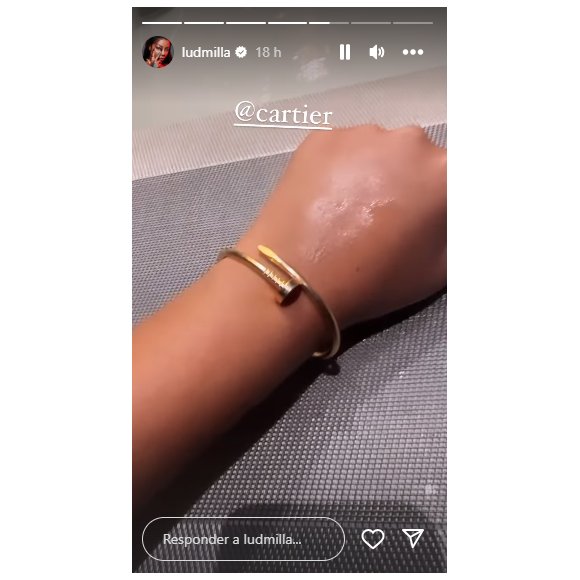 Ludmilla ficou com uma pulseira cartier presa no pulso e pediu: 'Socorro'