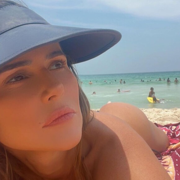 Deborah Secco mostra virilha lisinha em dia de praia e enlouquece fãs