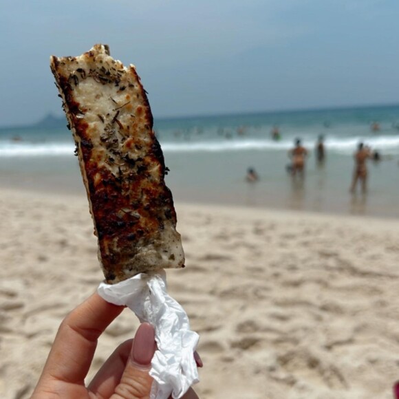 Deborah Secco também compartilhou um espeto de queijo assado em sua publicação