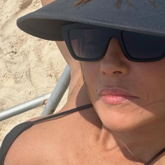 Em um dos registros, Deborah Secco mostrou que a depilação está em dia e mostrou a virilha lisinha