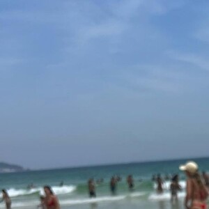 Na pegada das comidas de praia, Deborah Secco também mostrou que saboreou um clássico milho durante seu dia