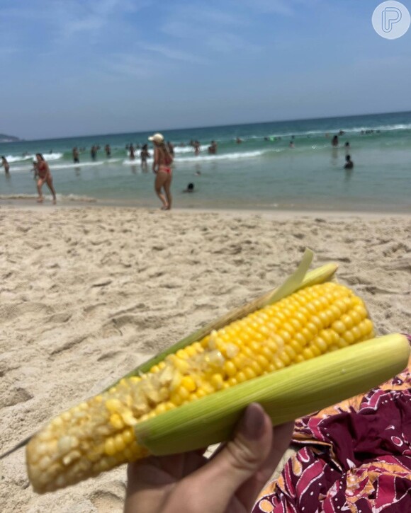 Na pegada das comidas de praia, Deborah Secco também mostrou que saboreou um clássico milho durante seu dia
