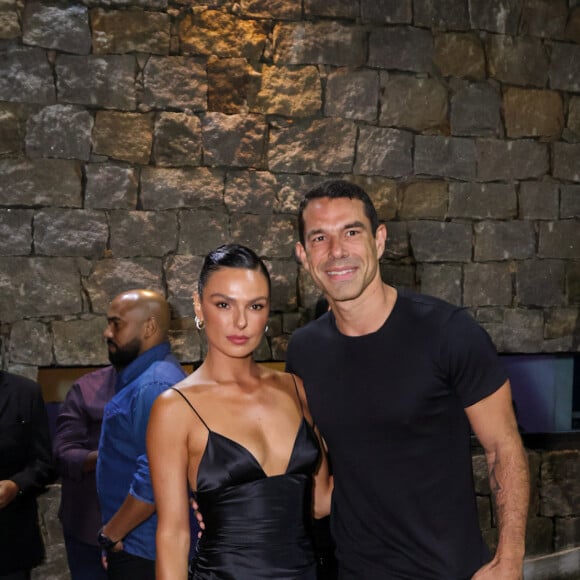 Ísis Valverde deslumbrante com um vestido preto que realça suas curvas