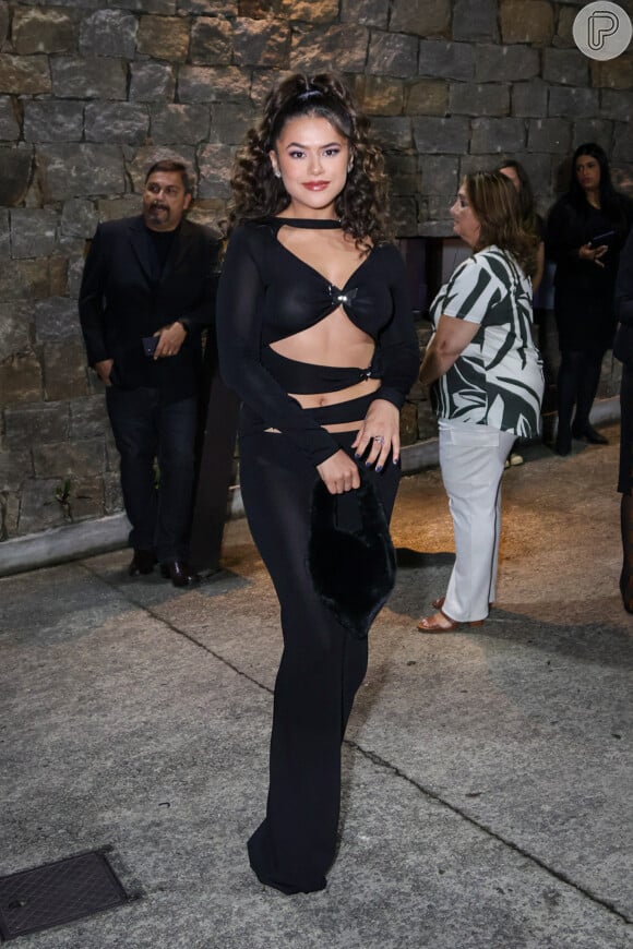 Maisa Silva apostou em um vestido preto longo cheio de recortes