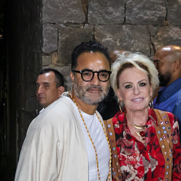 Ana Maria Braga não dispensou as estampas em um conjunto estiloso