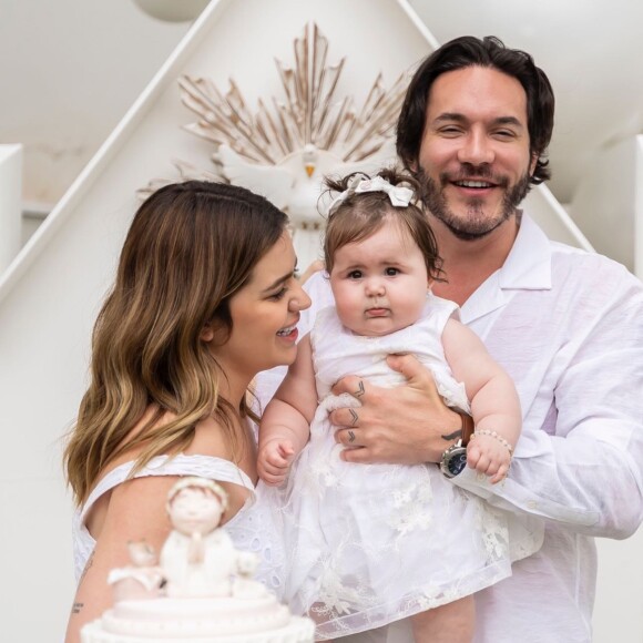 Assim como a filha, Lua, Viih Tube e Eliezer também usaram roupas brancas