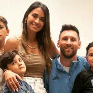 Lionel Messi e Antonella Rocuzzo surgiram com os filhos em meio a rumor de fim de casamento
