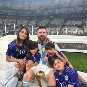 Lionel Messi e Antonella Rocuzzo ao lado dos filhos comemorando o título da Copa do Mundo 2022