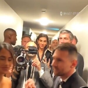 Separação de Lionel Messi e Antonella Rocuzzo é reforçada por detalhe em vídeo feito na premiação da Bola de Ouro. Casal se cumprimenta sem beijo na boca