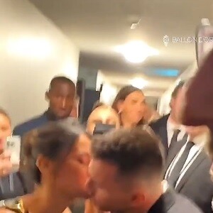 Lionel Messi deu beijo no rosto da mulher, Antonella Rocuzzo, no bastidor da premiação Bola de Ouro