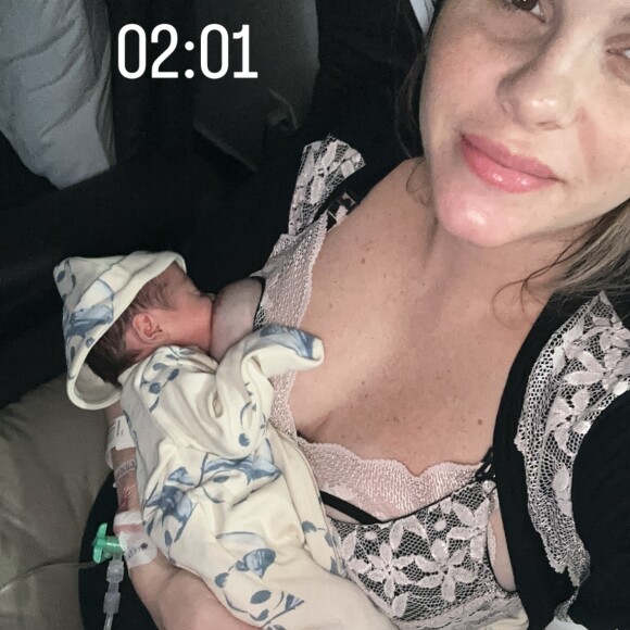 Antônio, o outro filho gêmeo de Bárbara Evans, está no quarto com a mãe