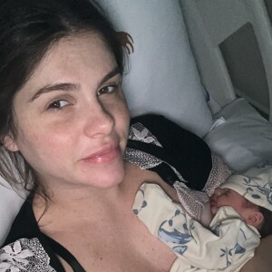 'O Antônio tá aqui que nem sabe que saiu da barriga. Preguiçoso! Mas tá todo mundo ótimo e graças a Deus, eu também', disse Bárbara Evans