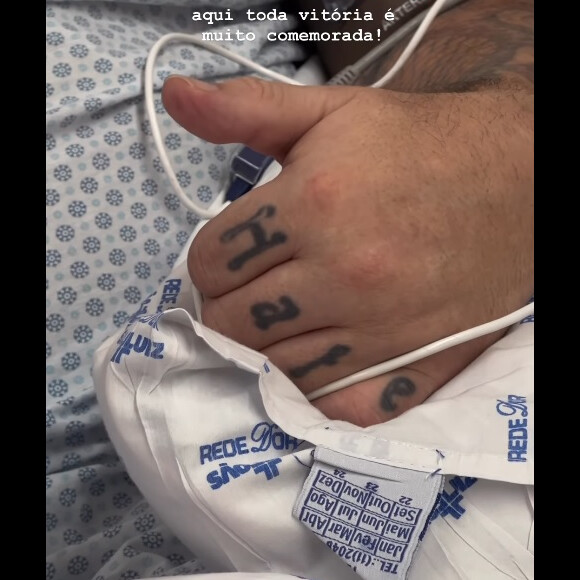Foto de Mingau no hospital: filha do baixista do Ultraje a Rigor mostrou pai fazendo sinal de positivo com a mão