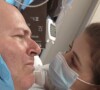 Foto de Mingau no hospital: filha do baixista do Ultraje a Rigor relatou que pai enfrenta infecção pulmonar