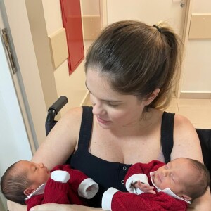 Bárbara Evans e os filhos gêmeos receberam alta do hospital nesta sexta-feira (01)
