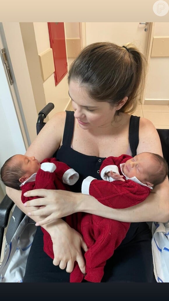 Bárbara Evans e os filhos gêmeos receberam alta do hospital nesta sexta-feira (01)