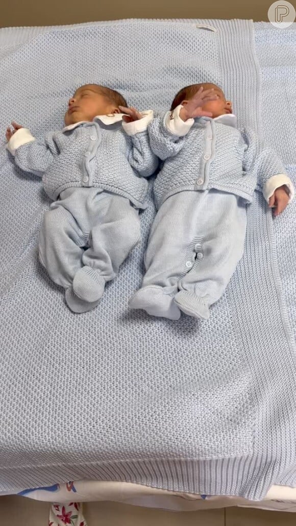 Bárbara Evans vestiu os filhos gêmeos com roupas iguais