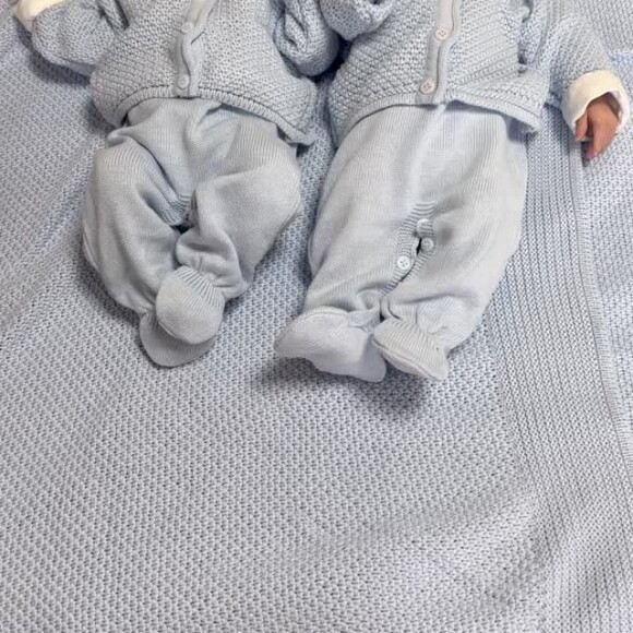 Bárbara Evans vestiu os filhos gêmeos com roupas iguais