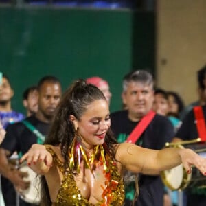 Paolla Oliveira referenciou o fogo em look para mini desfile de Carnaval