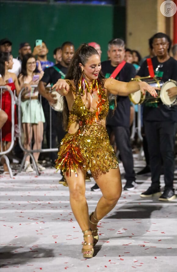 Paolla Oliveira referenciou o fogo em look para mini desfile de Carnaval