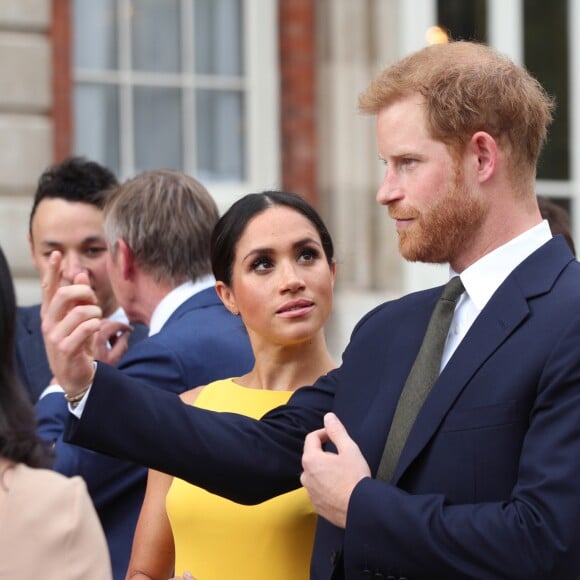 Príncipe Harry e Meghan Markle afirmam que membros da Família Real demonstraram 'preocupação' sobre a cor da pele do primeiro filho do casal, Archie