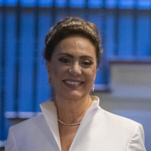 Novela 'Terra e Paixão': Agatha (Eliane Giardini) conseguiu se casar com Antônio (Tony Ramos)  quem acusa pela morte do pai