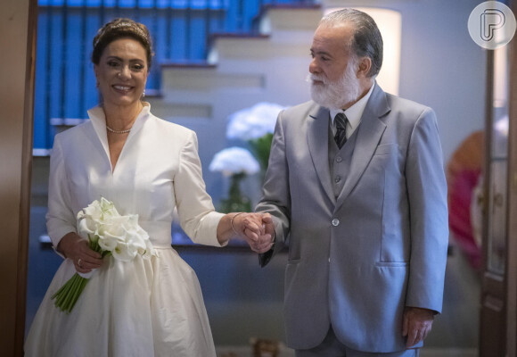 Novela 'Terra e Paixão': Agatha (Eliane Giardini) conseguiu se casar com Antônio (Tony Ramos)  quem acusa pela morte do pai