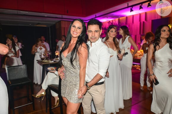 Graciele Lacerda usou vestido curto prata e posou com o noivo, Zezé Di Camargo