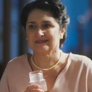 Em 'Terra e Paixão', Angelina (Inez Viana) vai mostrar que não aceitará as maldades de Agatha (Eliane Giardini). Saiba o que a governanta vai aprontar!