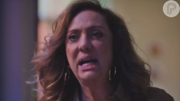 Na novela 'Terra e Paixão', Agatha (Elaine Giardini) sofrerá um golpe de Angelina (Inez Viana) que entregará sus ervas venenosas para Caio (Cauã Reymond).