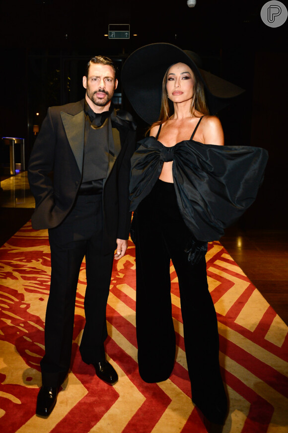 Sabrina Sato e Cauã Reymond posaram juntos em 'tapete vermelho' com looks all black