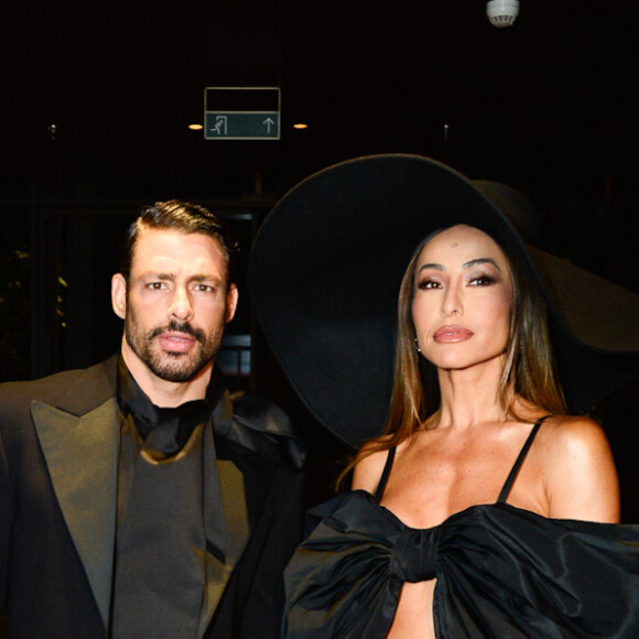 Sabrina Sato e Cauã Reymond posaram juntos em 'tapete vermelho' com looks all black