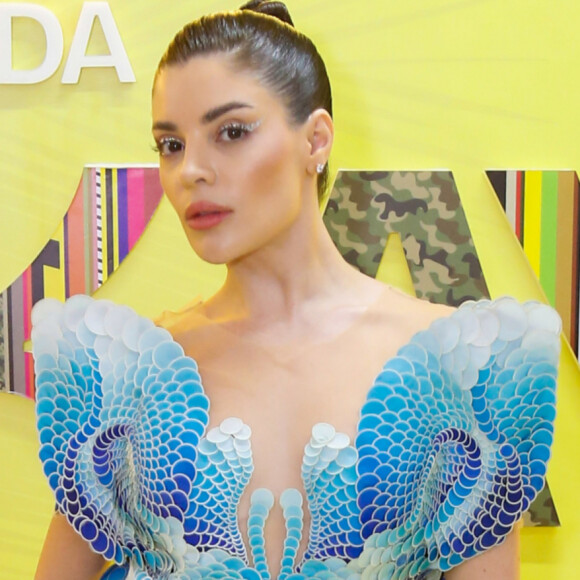 Vestido feito com lixo marinho: Gkay usa peça de grife e com apelo sustentável na Farofa 2023