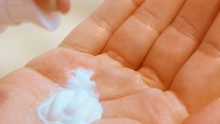 Sua pele é oleosa? Veja opções de protetor solar para curtir o verão sem preocupação!