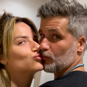 Giovanna Ewbank teve a companhia do marido no hospital e registrou o beijinho em Bruno Gagliasso pouco antes de ir para a cirurgia