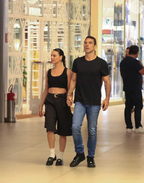 Isis Valverde usa mocassim em look street style durante passeio no shopping com Marcos Buaiz