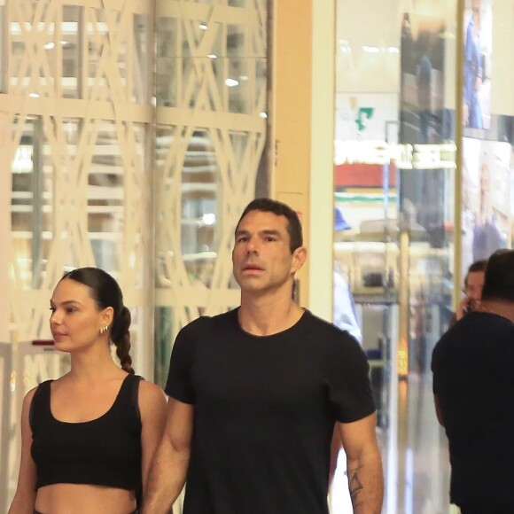 Isis Valverde usa mocassim em look street style durante passeio no shopping com Marcos Buaiz