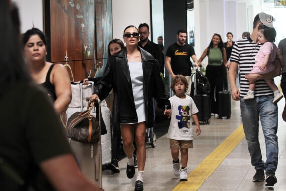 Isis Valverde foi vista em aeroporto com o filho Rael chegando na cidade de São Paulo