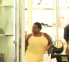 Jojo Todinho elege vestido amarelo para compras em shopping e evidencia silhueta mais magra 