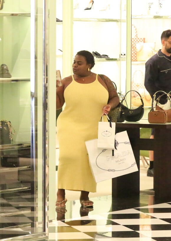 Jojo Todinho elege vestido amarelo para compras em shopping e evidencia silhueta mais magra 