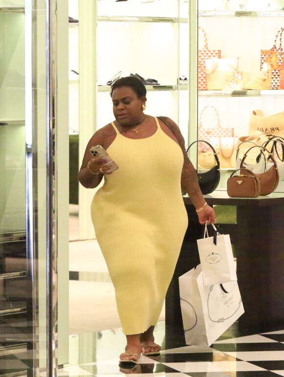 Jojo Todinho elege vestido amarelo para compras em shopping e evidencia silhueta mais magra 